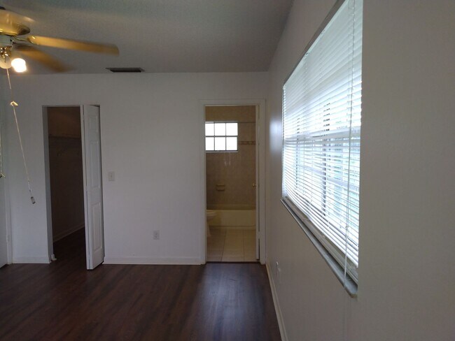 Building Photo - 2 bedroom 2 bathroom adorable house for rent