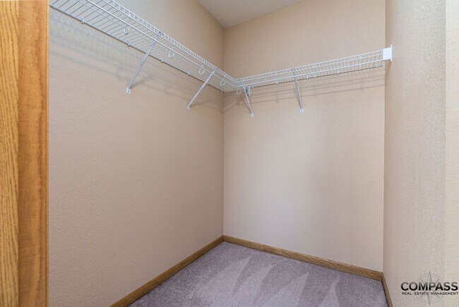 Building Photo - SPACIOUS UPDATED TOWNHOME WITH IN-UNIT LAUNDRY