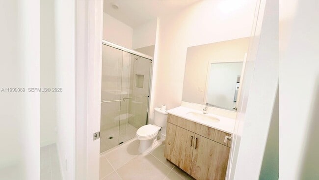 Building Photo - 627 NE 1st Ave