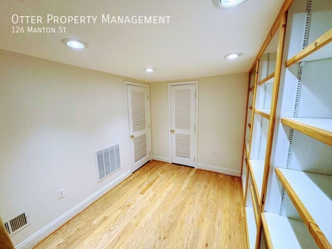 Building Photo - 126 Manton St