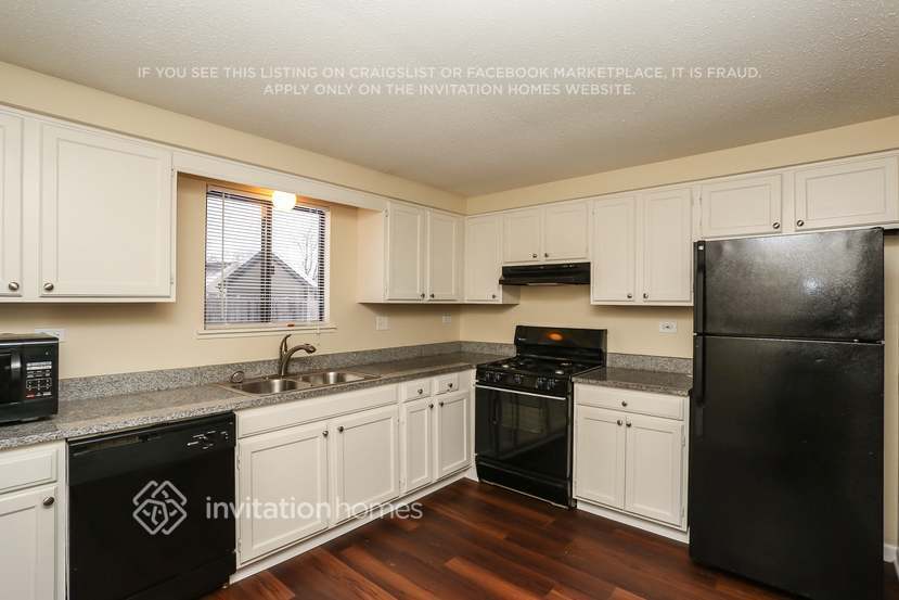 Building Photo - 830 Bloomfield Ln