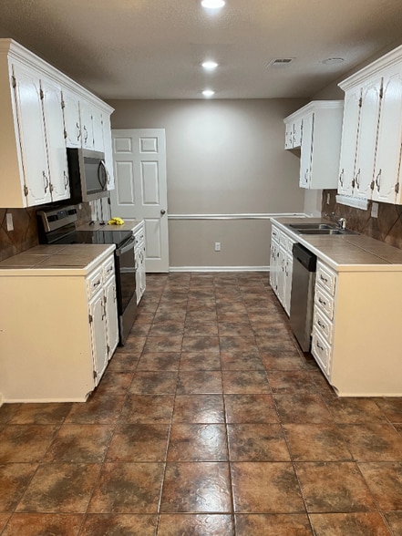 Building Photo - 15 Ariel Dr