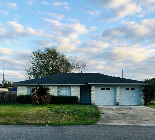 Primary Photo - 1727 Junker St