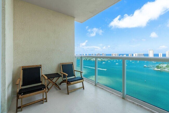 Building Photo - 2640 Lake Shore Dr
