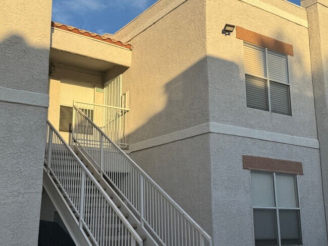 Building Photo - Bright spacious condo near Sunrise Mountain