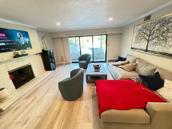 Building Photo - Beautifully Upgraded 5 Bed 4 Bath Orange Pool Home