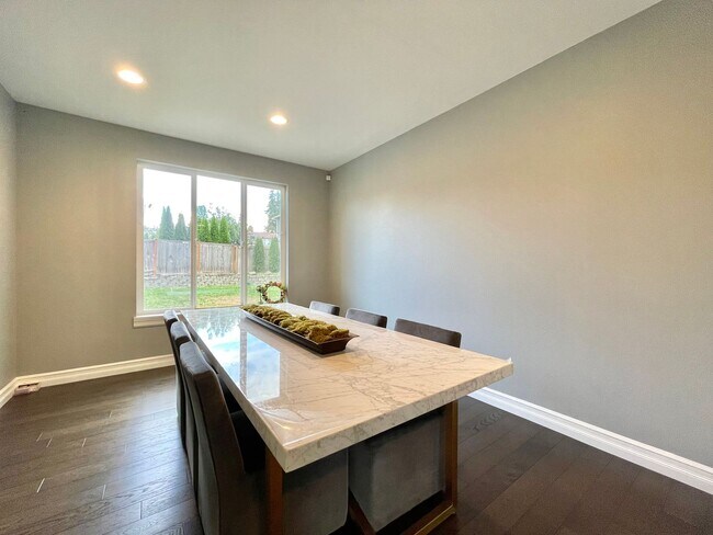 Building Photo - Stunning & Elegant Home Available for Rent!