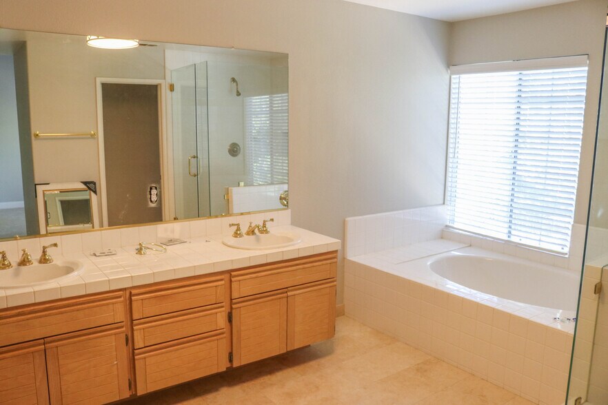 Building Photo - 1032 Cherry Creek Cir
