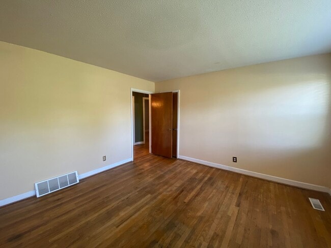 Building Photo - Cayce Home