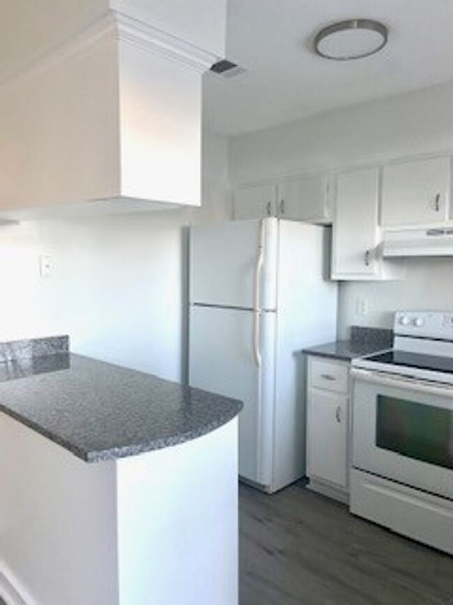 Building Photo - Very cute 2 bedroom 1 1/2 bath town-home c...