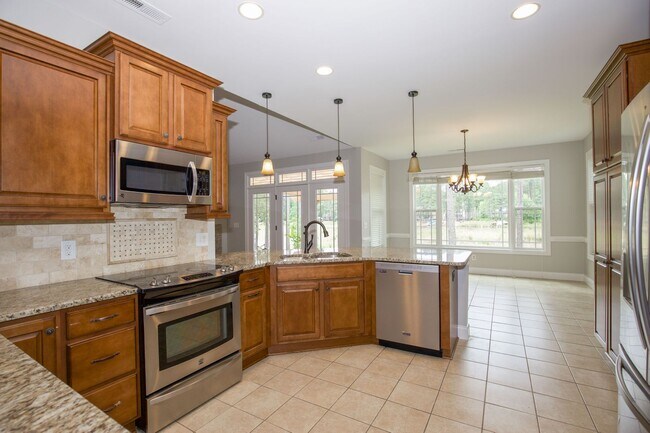 Building Photo - Woodlake Home