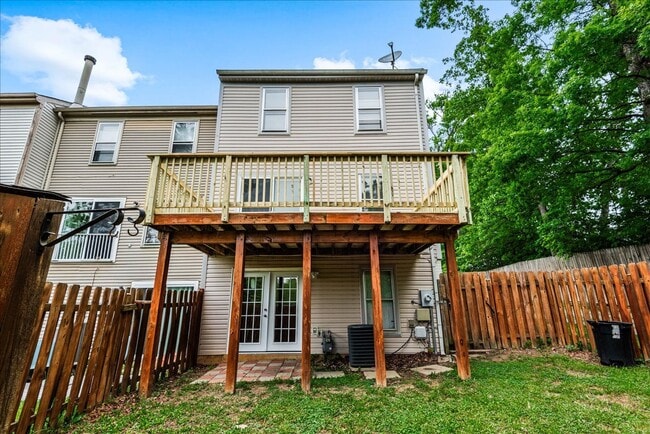 Building Photo - Charming 3-Level Townhome