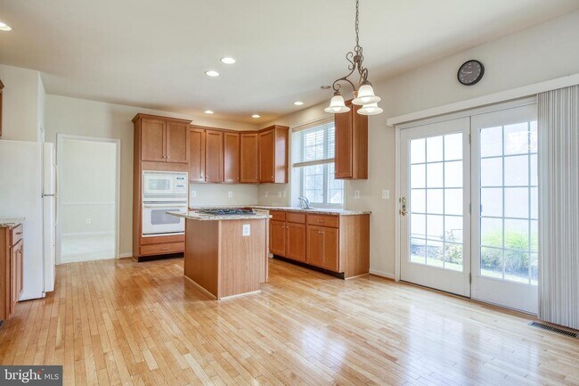 Building Photo - 1001 Meadow Ct