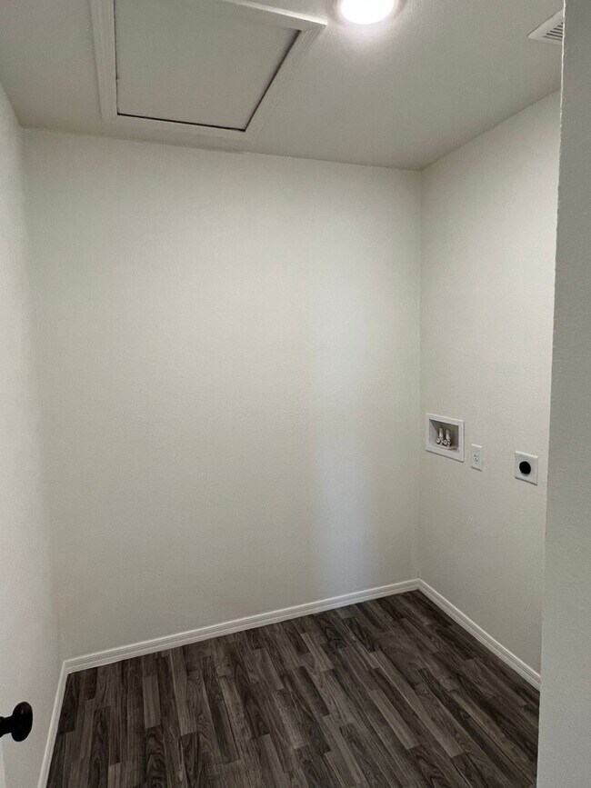 Building Photo - 3 BEDROOM TOWNHOME!