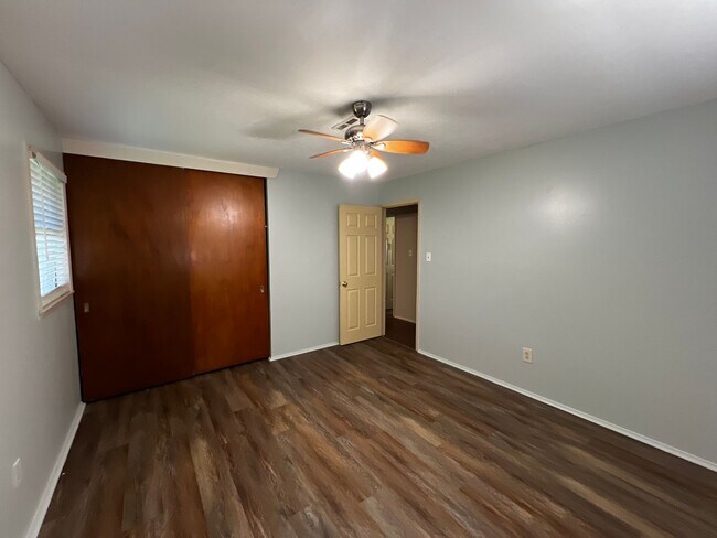 Building Photo - 3 Bedroom, 1.5 Bathroom, Brick Home with large yard, and garage