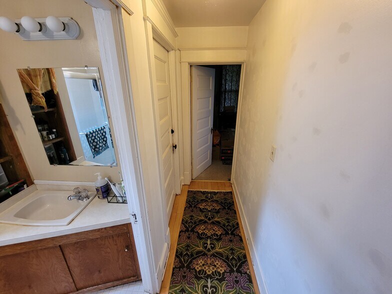 Building Photo - 1127 E 6th St