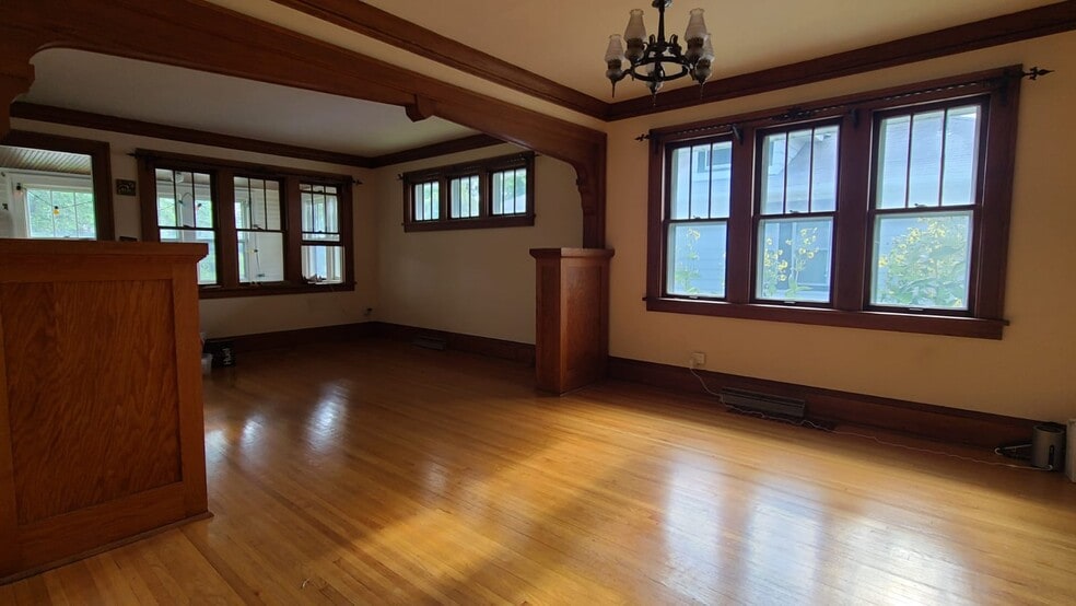 Building Photo - 1479 Albany Ave