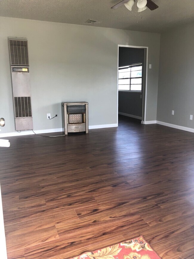 Building Photo - Available November - Cute 3 bed/1 bath!
