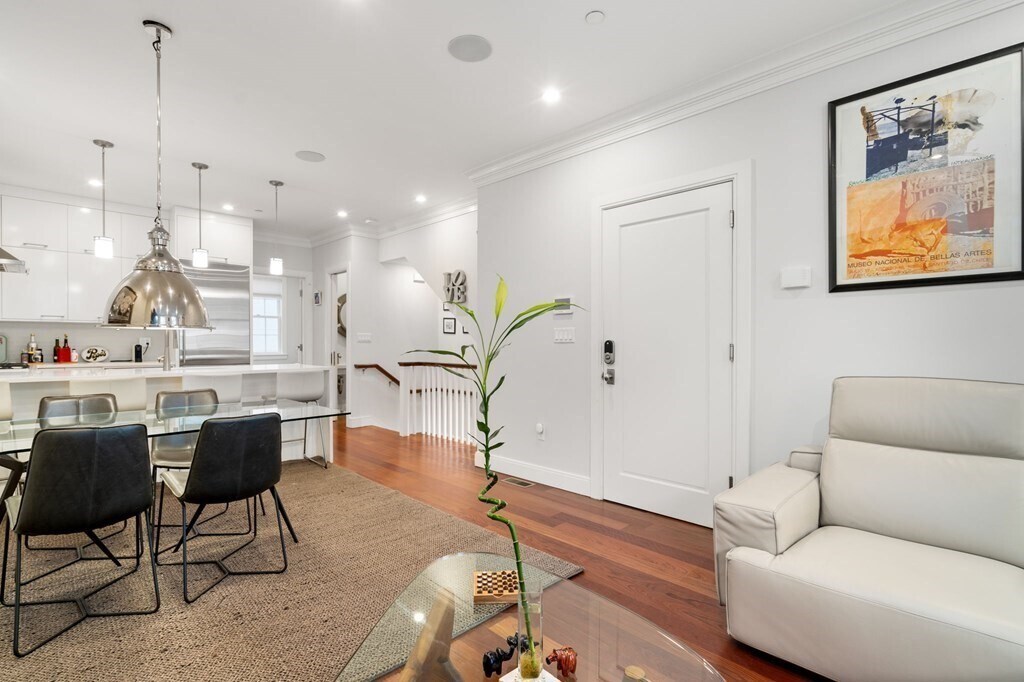 Building Photo - 52 Melrose St