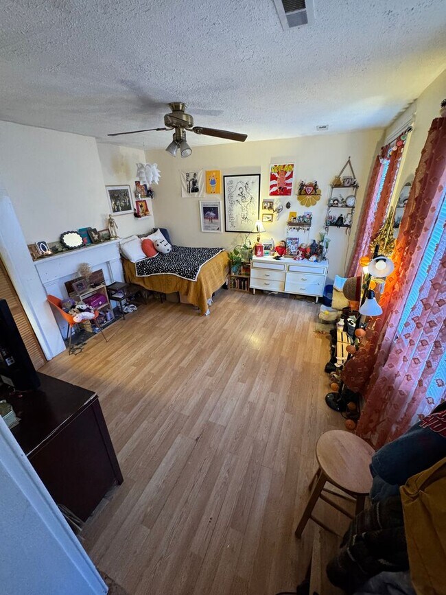 Building Photo - Spacious 3 bed 1 bath Near VCU, own laundry, deck, parking, porch