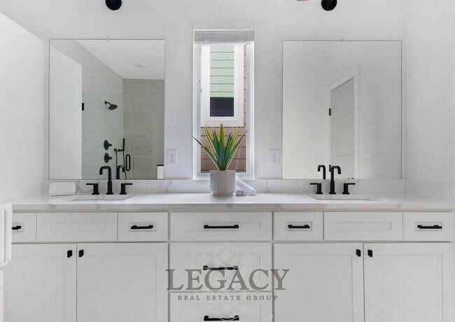 Building Photo - 2027 Rosemary Ln