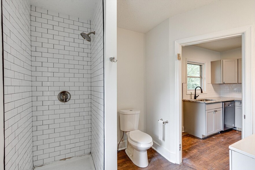 Building Photo - 5004 Club Dr