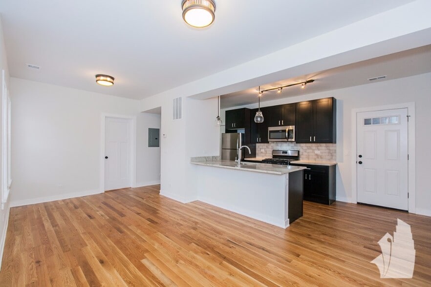 Building Photo - 2222 W Eastwood Ave