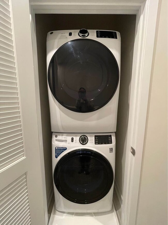 In-Unit washer dryer - 4728 Chastain Ave