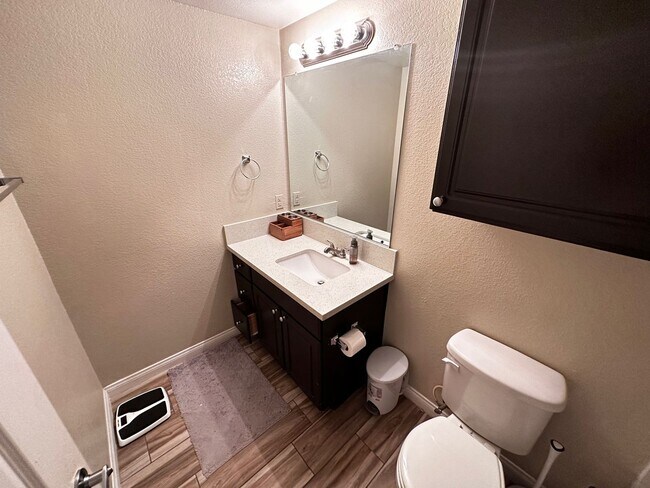 Building Photo - Fully Furnished 2 Bedroom 1 Story Condo