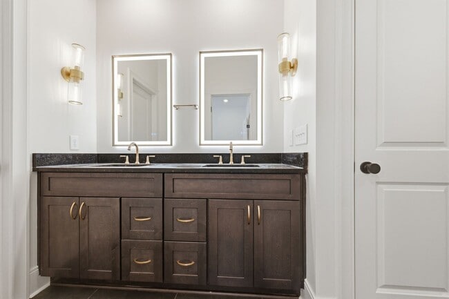 Building Photo - Brand New Build Townhouse in Charlotte Park