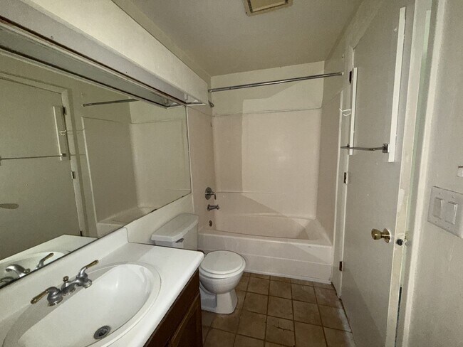 Building Photo - 3 Bedroom Townhouse at The Commons