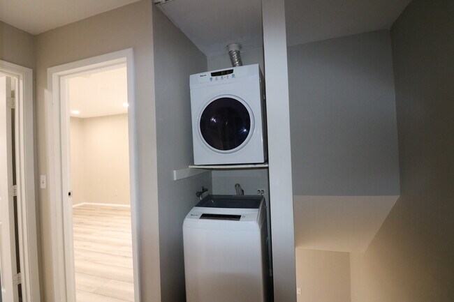 Building Photo - 360 Farmingdale Cir