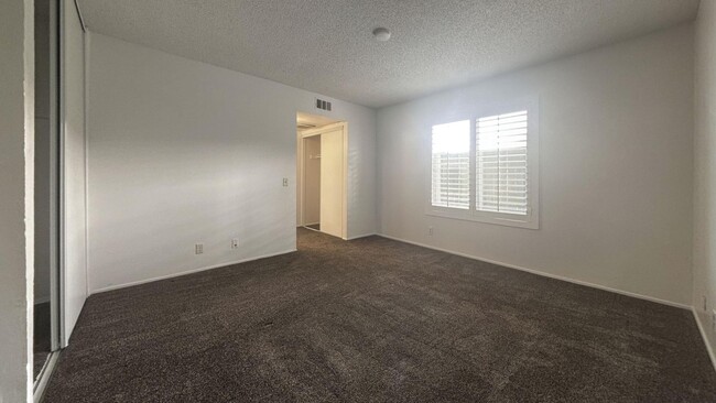 Building Photo - MOVE IN SPECIAL! Cozy 1 Bedroom, 1 Bathroo...