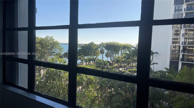 Building Photo - 1440 Brickell Bay Dr