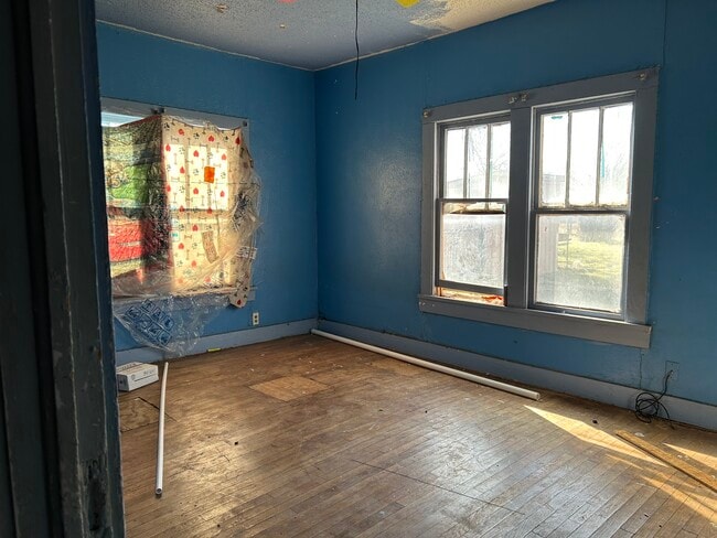 Building Photo - 903 W 8th St