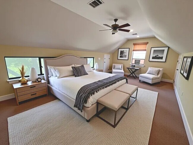 Building Photo - 5bed/3bath house in North Campus
