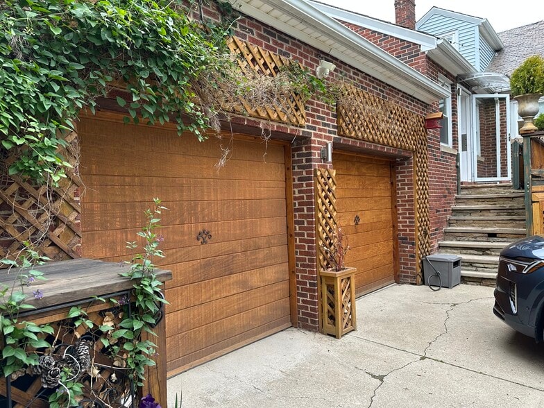driveway/ garage - 2472 S Belvoir Blvd