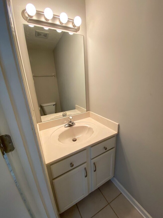 Building Photo - 4 bed, 2.5 bath house in Olive Branch