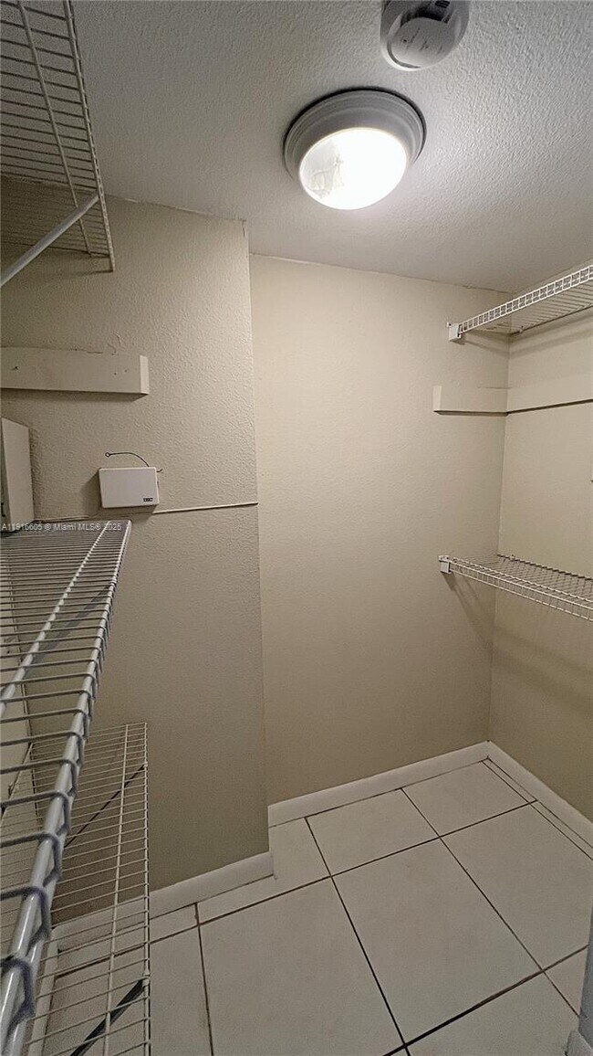 Building Photo - 9350 Fontainebleau Blvd