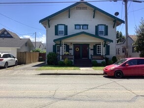 Building Photo - 2085