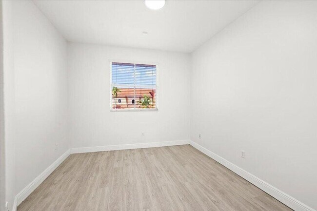 Building Photo - 4962 Leeward Ln