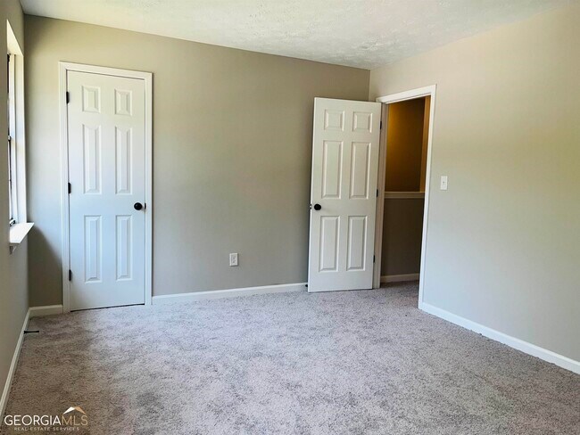 Building Photo - 8975 Stonebridge Blvd