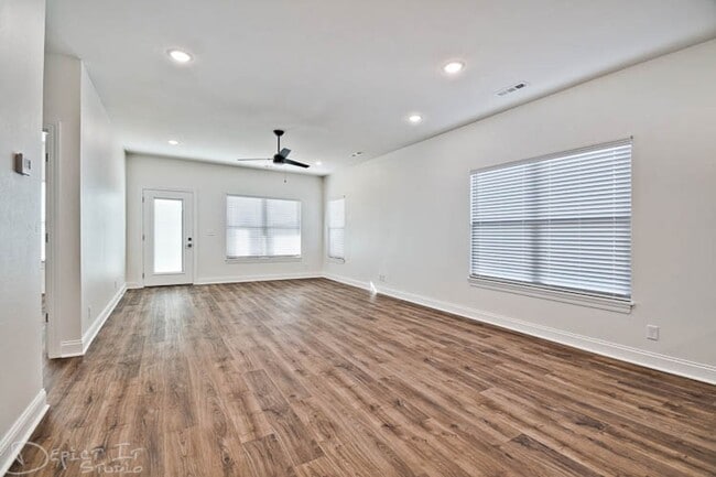 Building Photo - Big Creek Golf Course - 3 Bed 2 Bath Double Garage