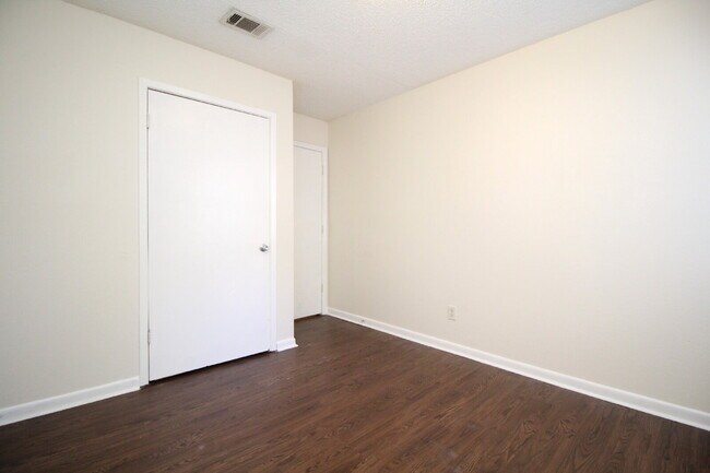 Building Photo - 2BR/1BA Apartment with Wood-Look Flooring,...