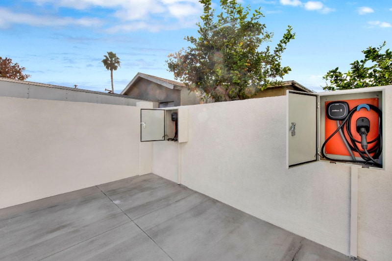 Building Photo - 2354 E Poppy St