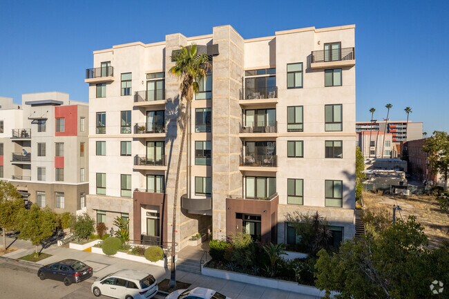 Building Photo - Kenwood Terrace
