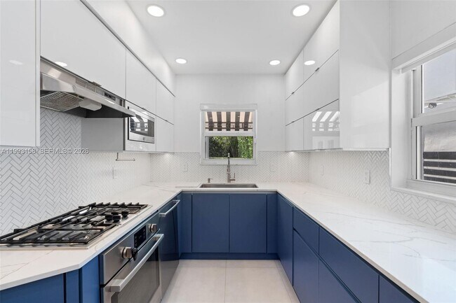 Building Photo - 634 W 47th St