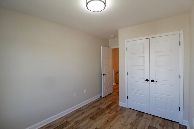 Building Photo - 3 level town home in popular Congers Creek...