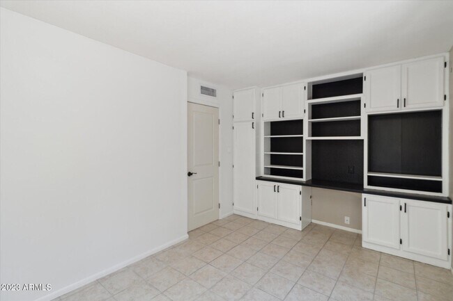 Building Photo - 2150 S Las Palmas