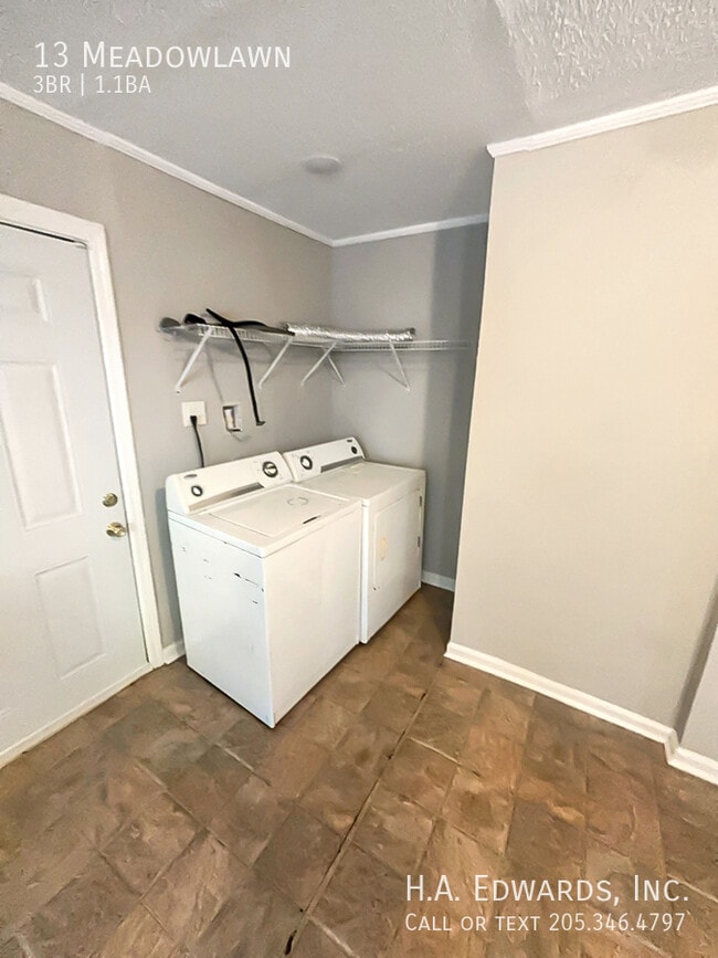 Building Photo - 13 Meadowlawn-